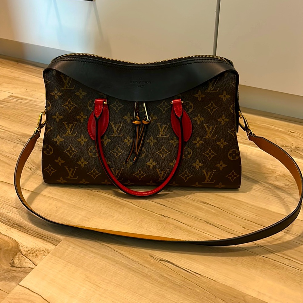 Louis Vuitton Tuileries Monogram handbag. Beautiful, like new condition.